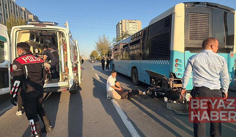 Motosiklet, duraktaki otobüse çarptı; 2 yaralı