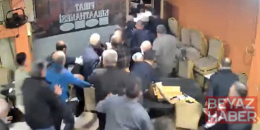 İstanbul'daki kahvehanede yaşandı: Sokaktaki sesin etkisiyle kendilerini dışarı attılar