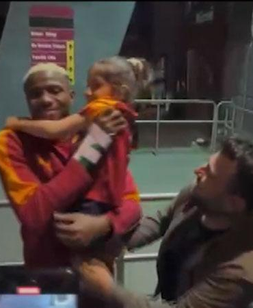 Osimhen, minik İkra