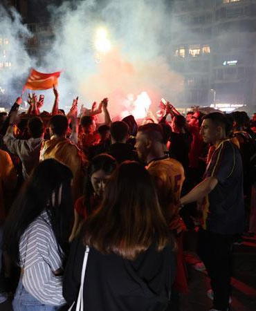 Galatasaray’ın derbi galibiyeti İzmir’de coşkuyla kutlandı