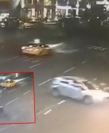 Şişhane’de otomobilin çarptığı motosiklet durağa daldı; kaza kamerada 1 ölü 3 yaralı