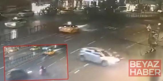 Şişhane’de otomobilin çarptığı motosiklet durağa daldı; kaza kamerada 1 ölü 3 yaralı