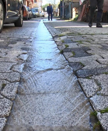 Ataşehir’de şebeke suyunu taşıyan boru patladı; 1 haftadır akıyor parası bizden çıkıyor
