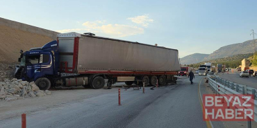 İstinat duvarına çarpan TIR