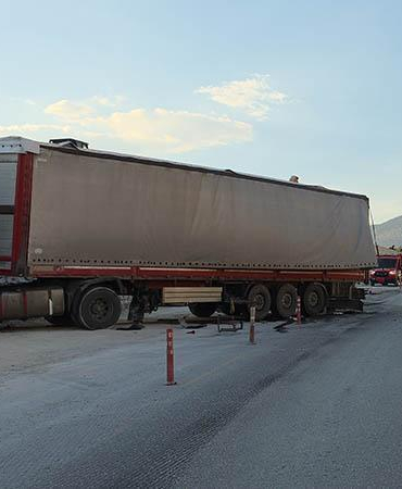 İstinat duvarına çarpan TIR