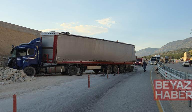 İstinat duvarına çarpan TIR