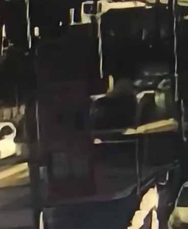 Seyrantepe’de trafik levhasına çarpıp takla atan araç kamerada