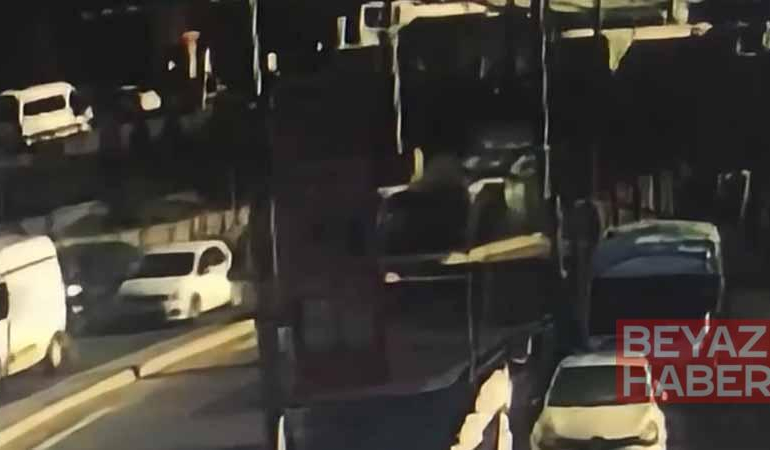 Seyrantepe’de trafik levhasına çarpıp takla atan araç kamerada