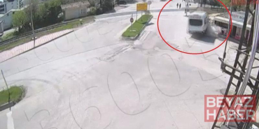 Alkollü sürücünün yaptığı kaza kamerada; 2 öğrenci son anda kurtuldu