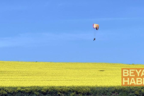 Sarı renge bürünen kanola tarlası üzerinde paramotorla uçtu