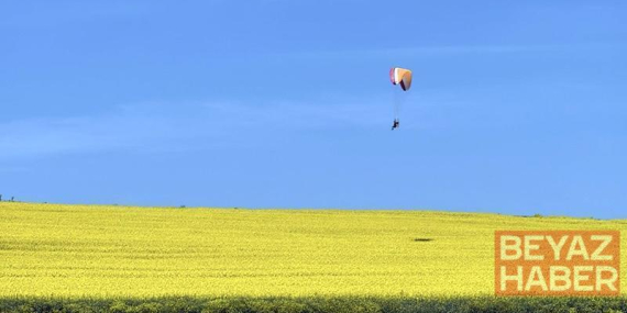 Sarı renge bürünen kanola tarlası üzerinde paramotorla uçtu