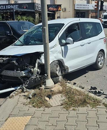 Bodrum’da trafik kazasında 2 Sahil Güvenlik personeli hafif yaralandı, kaza kamerada