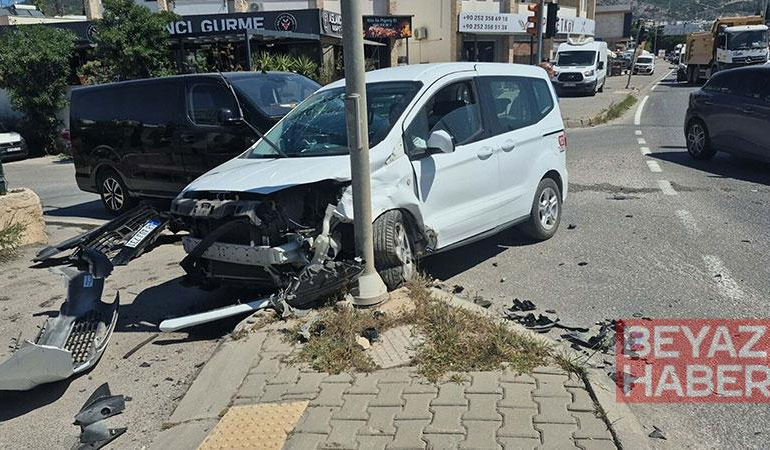Bodrum’da trafik kazasında 2 Sahil Güvenlik personeli hafif yaralandı, kaza kamerada