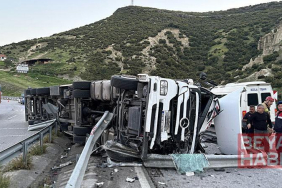 Manisa’da devrilen TIR’ın sürücüsü yaralandı; ulaşımda aksama yaşandı