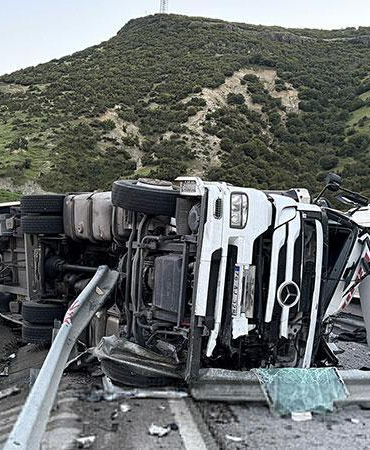 Manisa’da devrilen TIR’ın sürücüsü yaralandı; ulaşımda aksama yaşandı