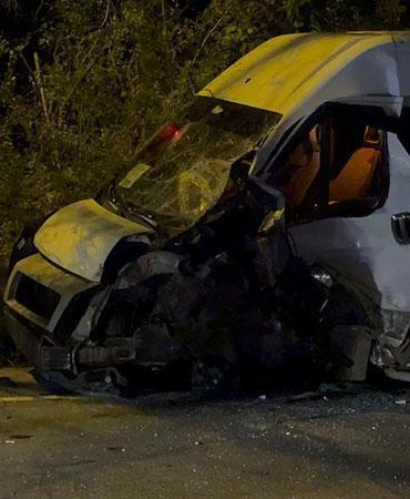 Beykoz’da servis minibüsü ile otomobil çarpıştı: 1’i ağır 11 yaralı