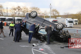 Hafif ticari araç, otomobile çarptı: 4 yaralı