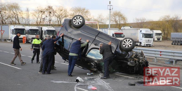 Hafif ticari araç, otomobile çarptı: 4 yaralı