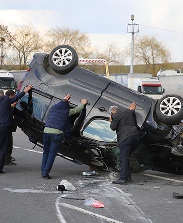 Hafif ticari araç, otomobile çarptı: 4 yaralı