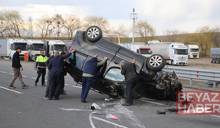 Hafif ticari araç, otomobile çarptı: 4 yaralı