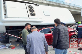 Bartın’da halk otobüsü otomobilin üzerine devrildi; yaralılar var