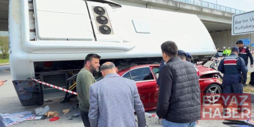 Bartın’da halk otobüsü otomobilin üzerine devrildi; yaralılar var