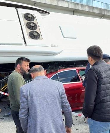 Bartın’da halk otobüsü otomobilin üzerine devrildi; yaralılar var