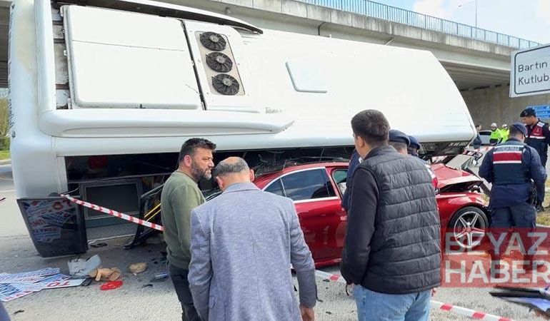 Bartın’da halk otobüsü otomobilin üzerine devrildi; yaralılar var