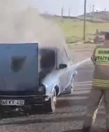 Alev alan otomobiline müdahale ederken yaralandı