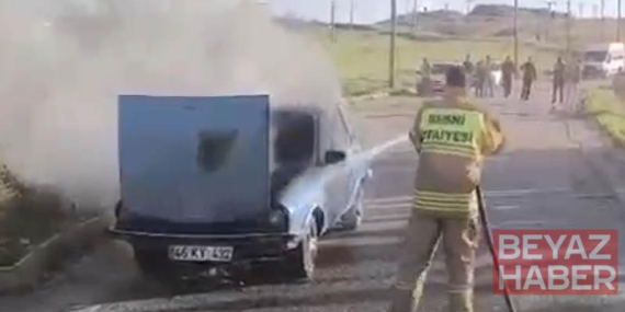 Alev alan otomobiline müdahale ederken yaralandı