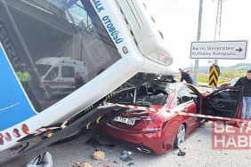 Öğrencileri taşıyan otobüs, otomobilin üzerine devrildi: 46 yaralı