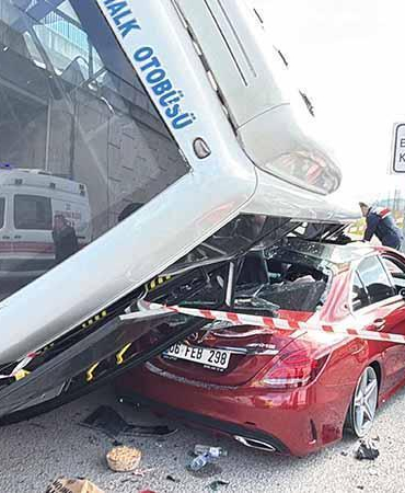 Öğrencileri taşıyan otobüs, otomobilin üzerine devrildi: 46 yaralı