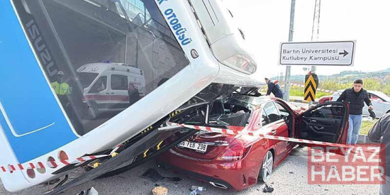 Öğrencileri taşıyan otobüs, otomobilin üzerine devrildi: 46 yaralı