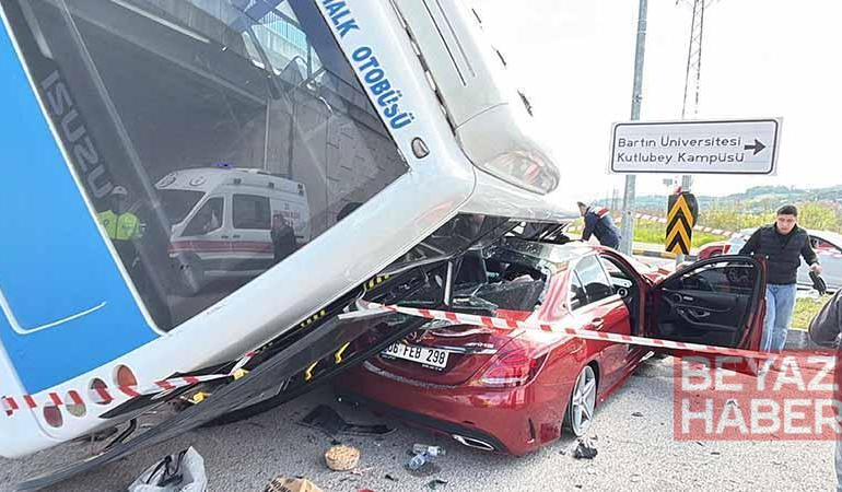 Öğrencileri taşıyan otobüs, otomobilin üzerine devrildi: 46 yaralı