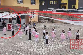 Anaokulu bahçesinde gösteri yapan öğretmen ve öğrencilerin üzerine tabela düştü; olay kamerada