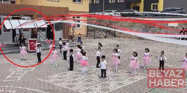 Anaokulu bahçesinde gösteri yapan öğretmen ve öğrencilerin üzerine tabela düştü; olay kamerada