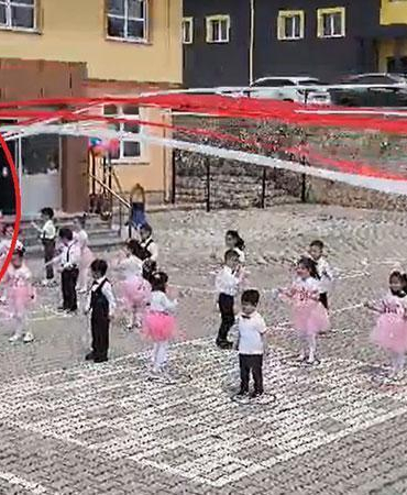 Anaokulu bahçesinde gösteri yapan öğretmen ve öğrencilerin üzerine tabela düştü; olay kamerada