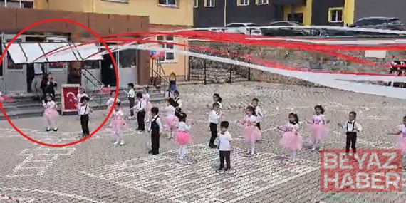 Anaokulu bahçesinde gösteri yapan öğretmen ve öğrencilerin üzerine tabela düştü; olay kamerada