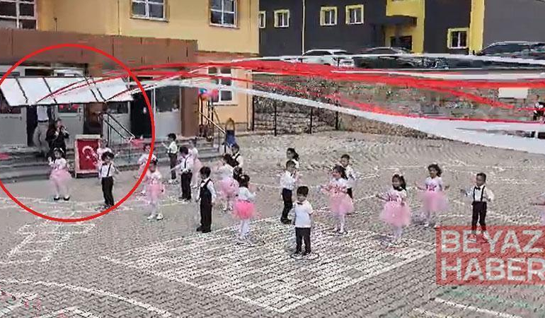 Anaokulu bahçesinde gösteri yapan öğretmen ve öğrencilerin üzerine tabela düştü; olay kamerada