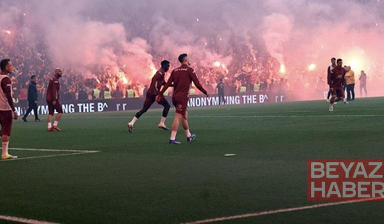 Galatasaray antrenmanda taraftarıyla buluştu