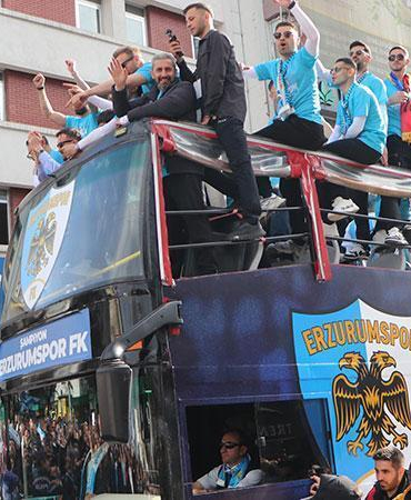 Erzurumspor FK şampiyonluğu taraftarlarıyla kutladı
