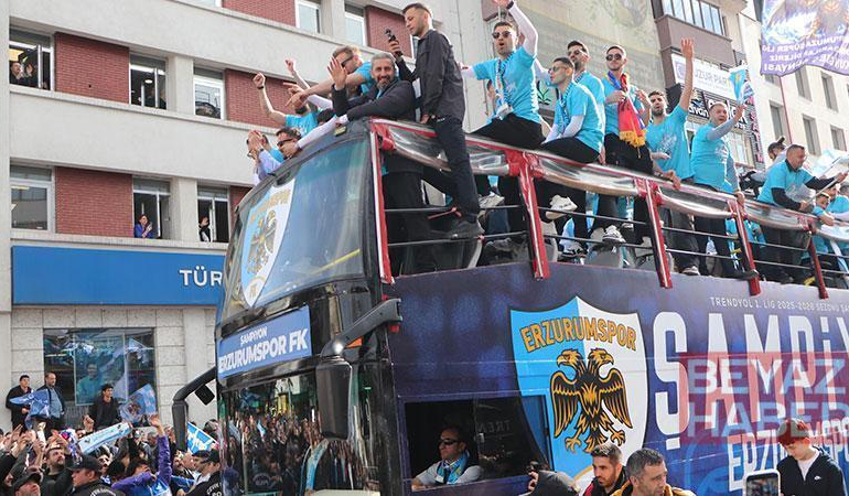 Erzurumspor FK şampiyonluğu taraftarlarıyla kutladı