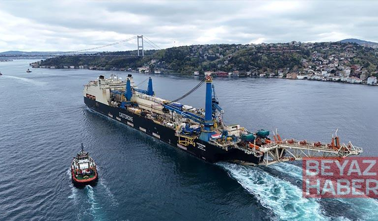 Kablo döşeme gemisi İstanbul Boğazı