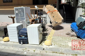 Kiracı olduğu ev icradan satıldı; yurt dışından döndüğünde eşyalarıyla sokakta kaldı