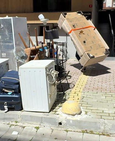 Kiracı olduğu ev icradan satıldı; yurt dışından döndüğünde eşyalarıyla sokakta kaldı