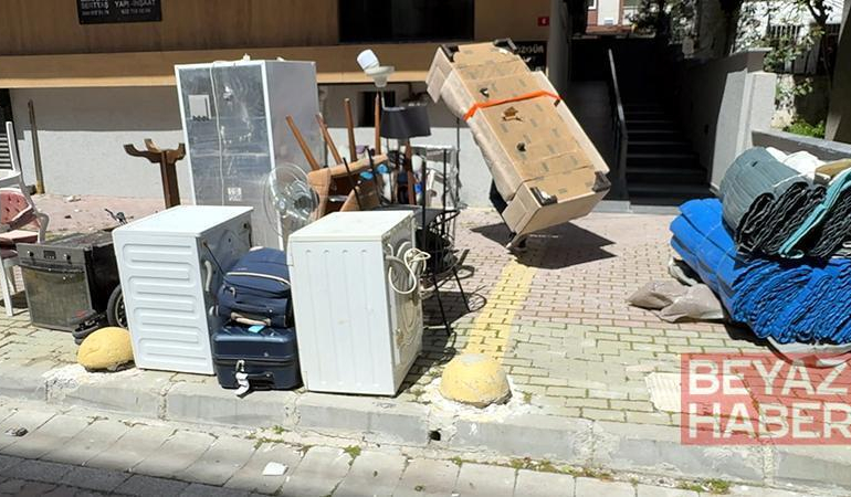 Kiracı olduğu ev icradan satıldı; yurt dışından döndüğünde eşyalarıyla sokakta kaldı