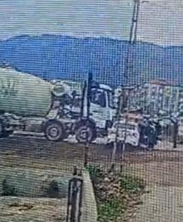 Beton mikseri, otomobili metrelerce sürükledi