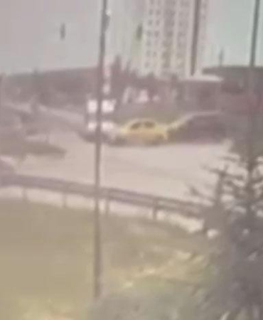 Ambulansla taksinin çarpıştığı kaza kamerada; 5 yaralı