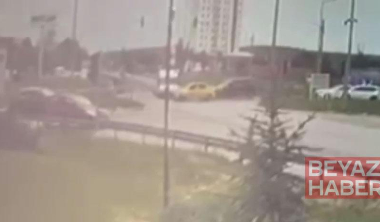 Ambulansla taksinin çarpıştığı kaza kamerada; 5 yaralı