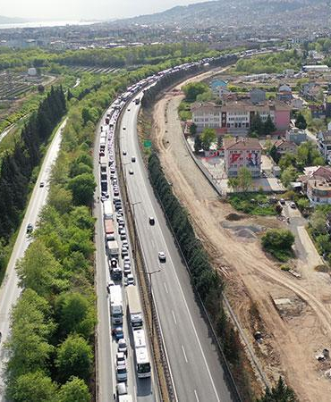 TEM’de 6 TIR zincirleme kazaya karıştı; Ankara yönünde ulaşım aksadı